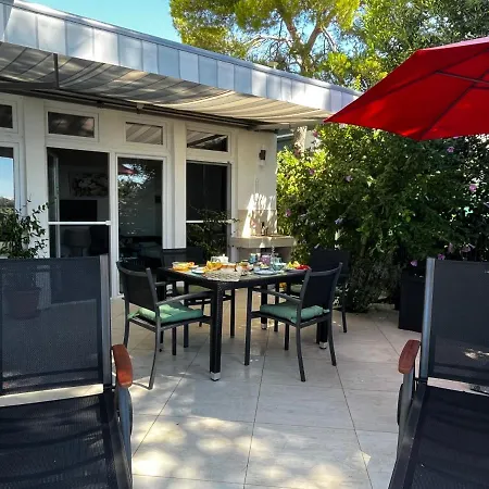 Beachfront Spina Daire
