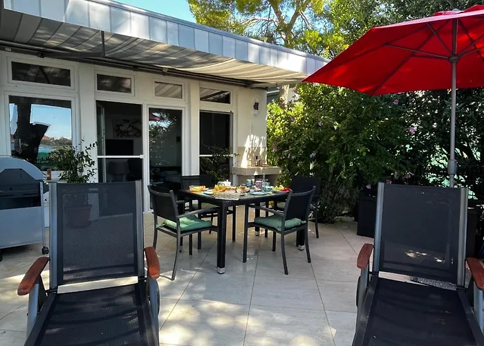 Beachfront Spina Daire